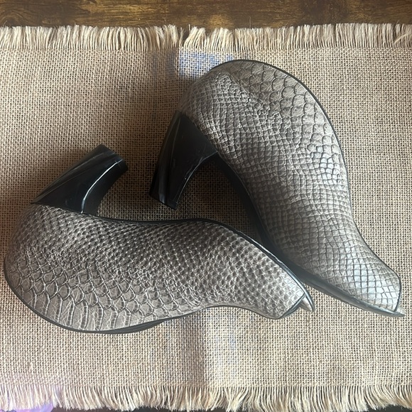 Salpy Geneva Bootie  ( size 7.5) - Picture 5 of 17